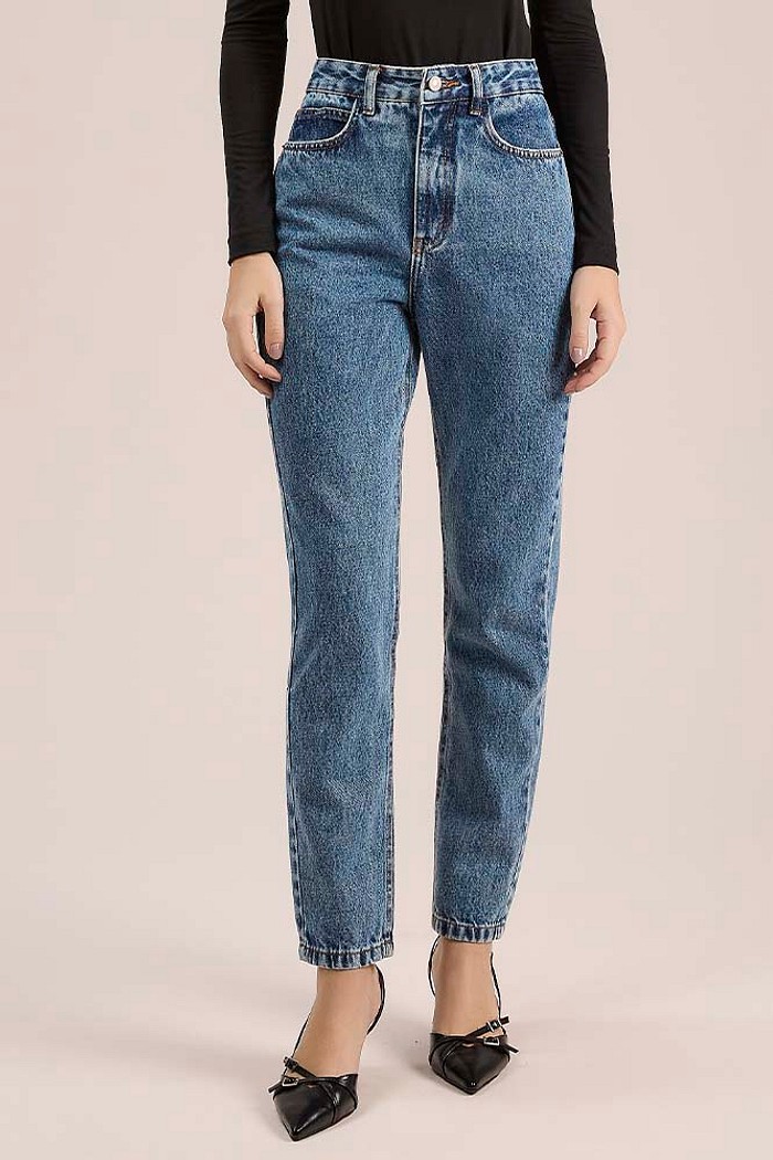 Calça mom em jeans