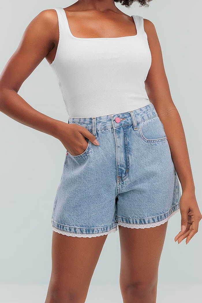 Shorts mom jeans com bordado e aplique