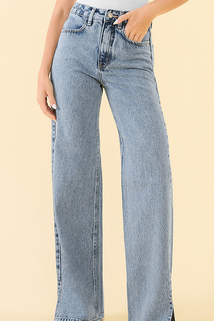 Calça wide leg com fenda lateral em jeans