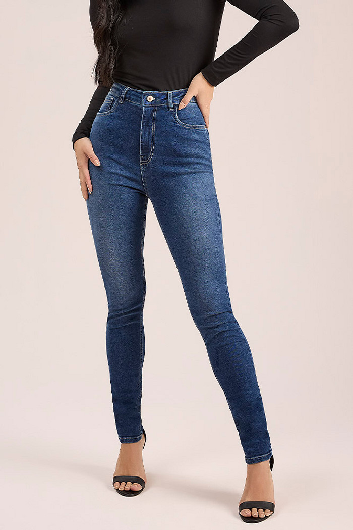 Calça skinny básica em jeans com bordado