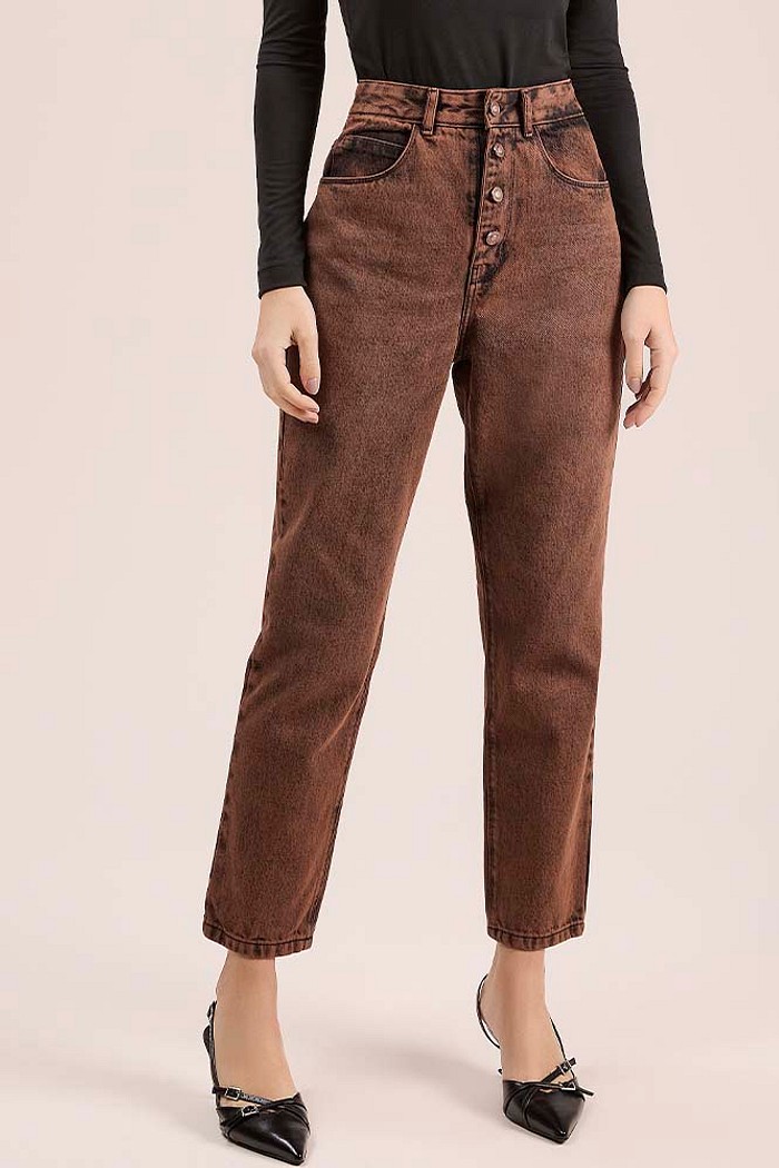 Calça mom em jeans com botões