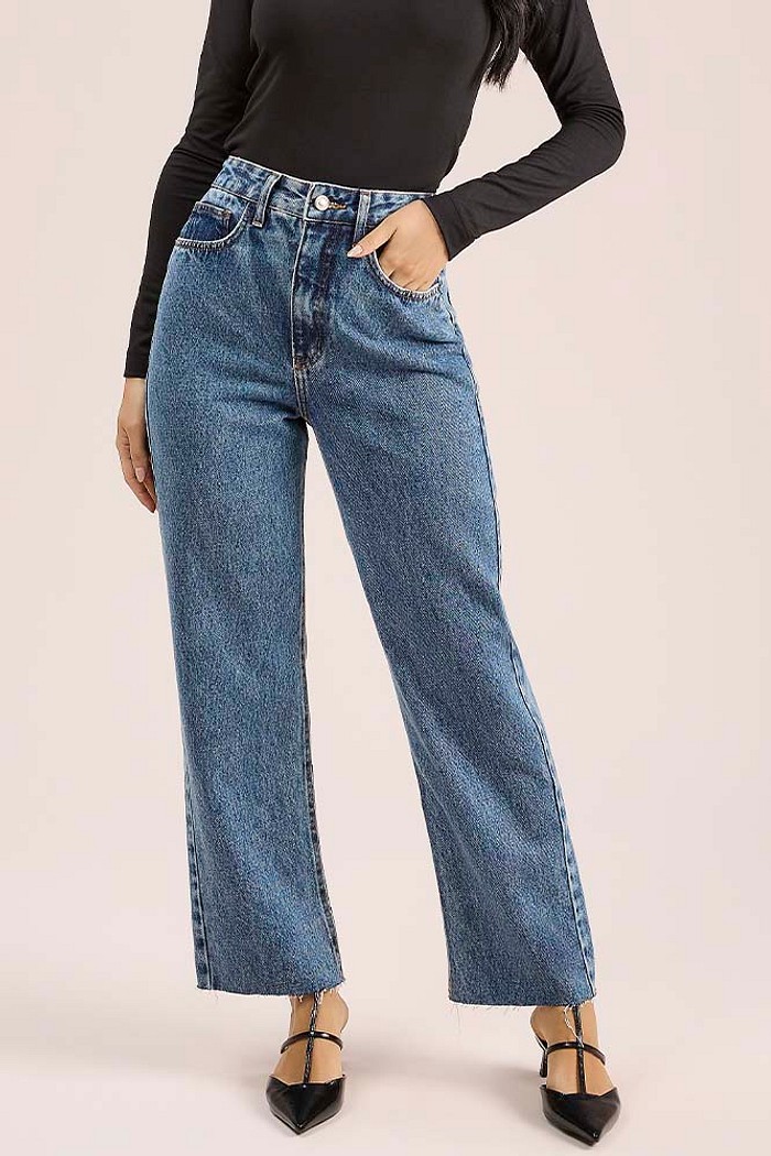 Calça reta em jeans com bordado