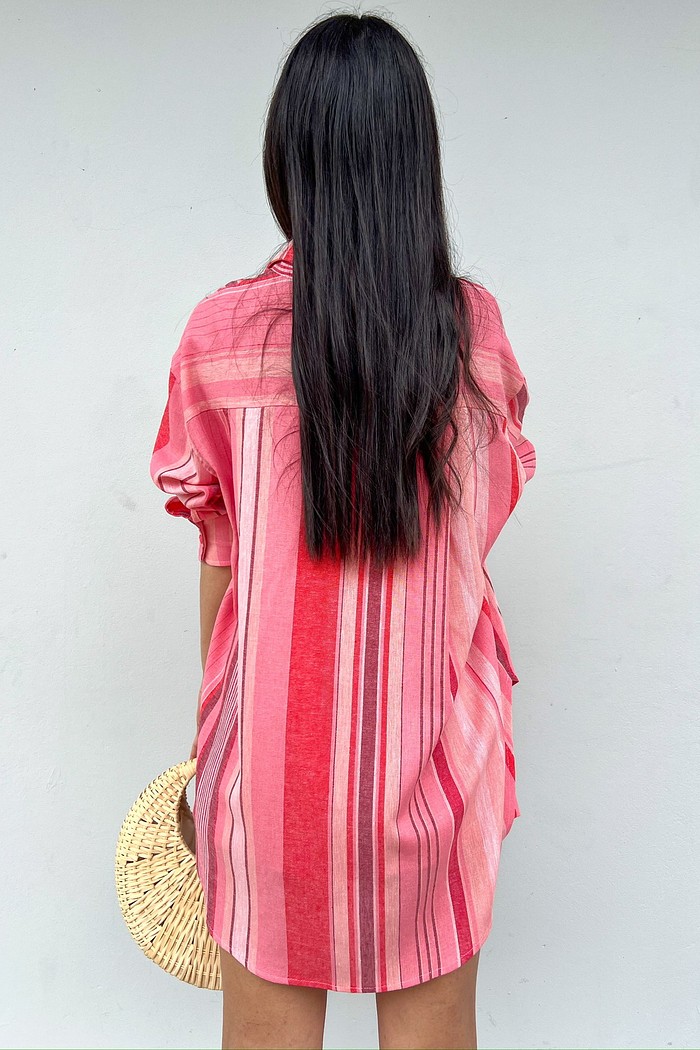 Maxi Camisa de Listras Lucy MiniMoni, vista traseira, listras verticais alinhadas, comprimento alongado e caimento solto