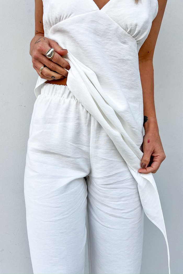 lose-up da região da cintura da Calça Eleonora, destacando o cós com elástico que proporciona um ajuste confortável.