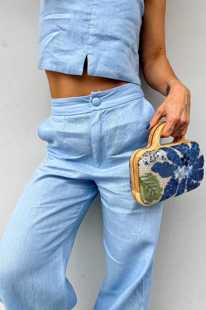 calça de linho azul, calça feminina cintura alta, calça azul clara, calça elegante feminina, calça com botão forrado, calça de linho verão, moda minimalista feminina, calça alfaiataria azul, look sofisticado feminino, calça azul moda casual