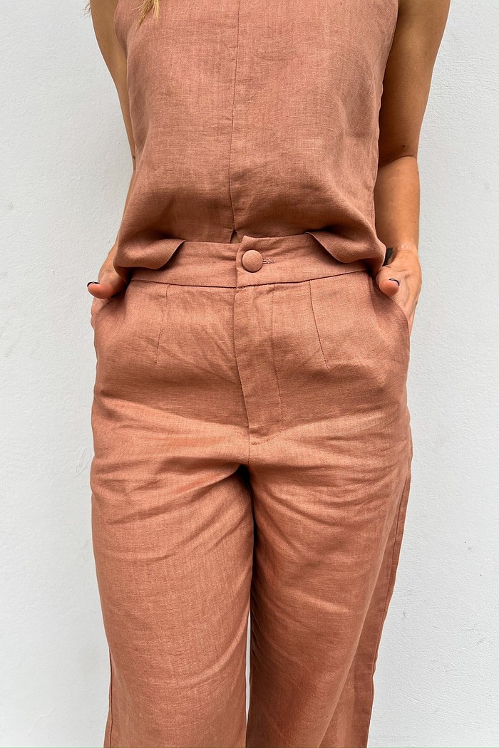 calça feminina linho, calça alfaiataria terracota, calça cintura alta, calça elegante feminina, calça reta feminina, calça para trabalho, look sofisticado feminino, calça verão