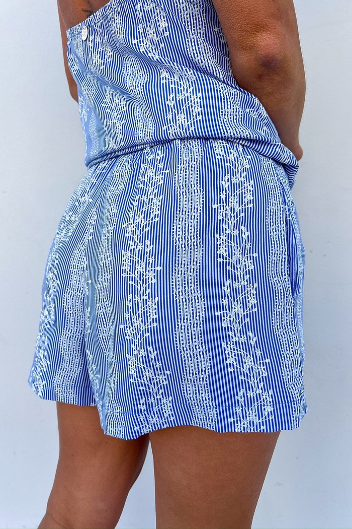 Vista traseira do Shorts Azul Sabine, evidenciando o caimento leve e fluido da viscose.