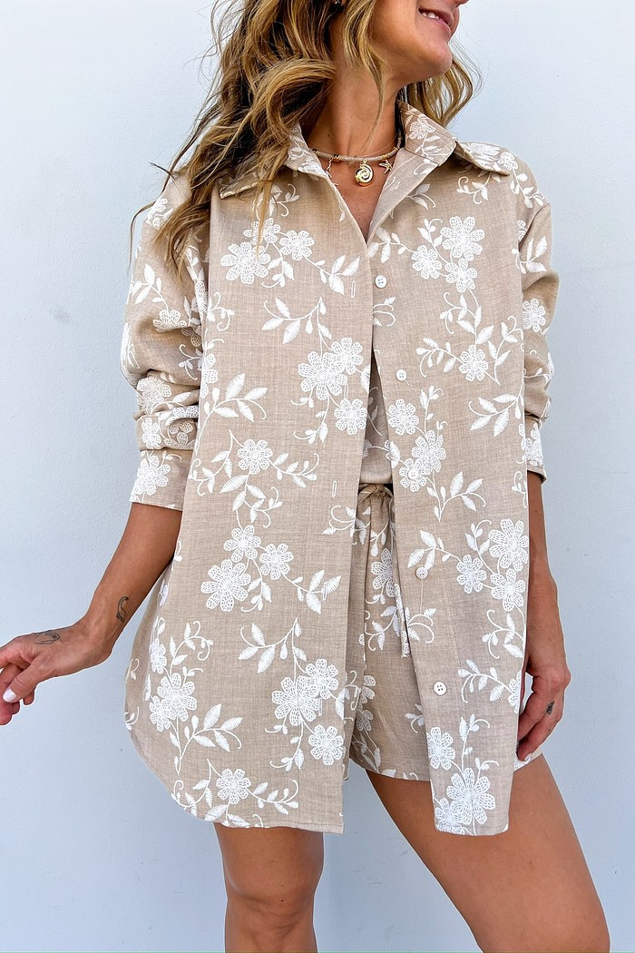 Conjunto Areia Sabine com Maxi Camisa, Shorts e Blusa coordenados, floral off‑white, foco na camisa – Minimoni