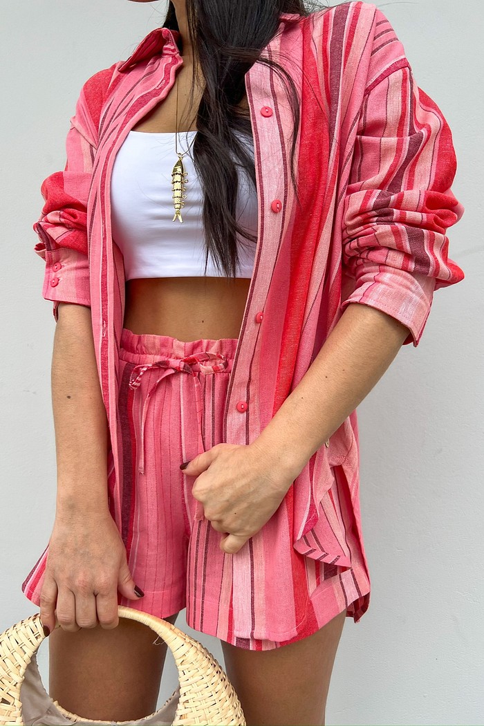 Maxi Camisa de Listras Lucy MiniMoni usada aberta como terceira peça sobre top branco e shorts coordenado — foco na camisa