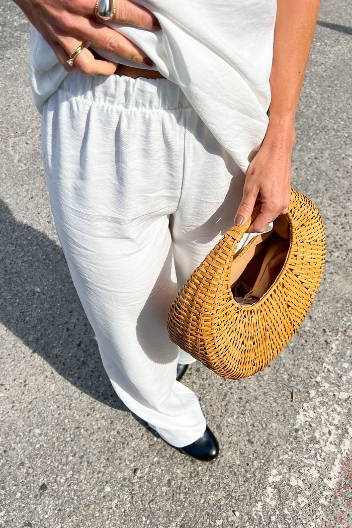 Look completo com a Calça e a Blusa de Alça Branca Eleonora, criando um visual monocromático total white, elegante e sofisticado.