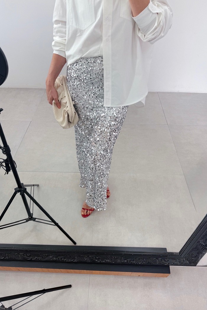  Saia midi paetê prata Martini, detalhe paetês refletindo luz, caimento estruturado – Minimoni