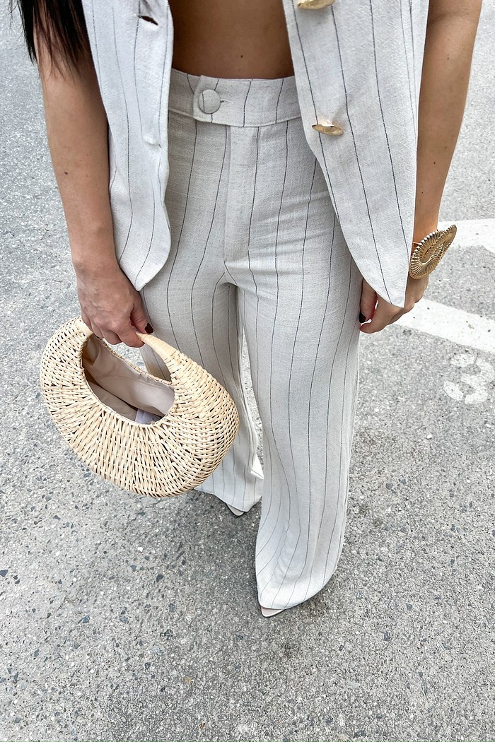  Calça de Alfaiataria Risca de Giz Nathalie MiniMoni, detalhe do cós fino com botão forrado no mesmo tecido e bragueta frontal