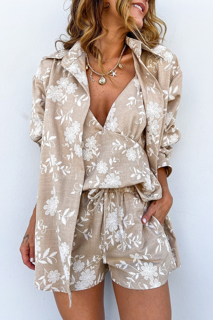 Detalhe dos botões perolados na carcela e punhos da Maxi Camisa Areia Sabine, gola clássica – Minimoni