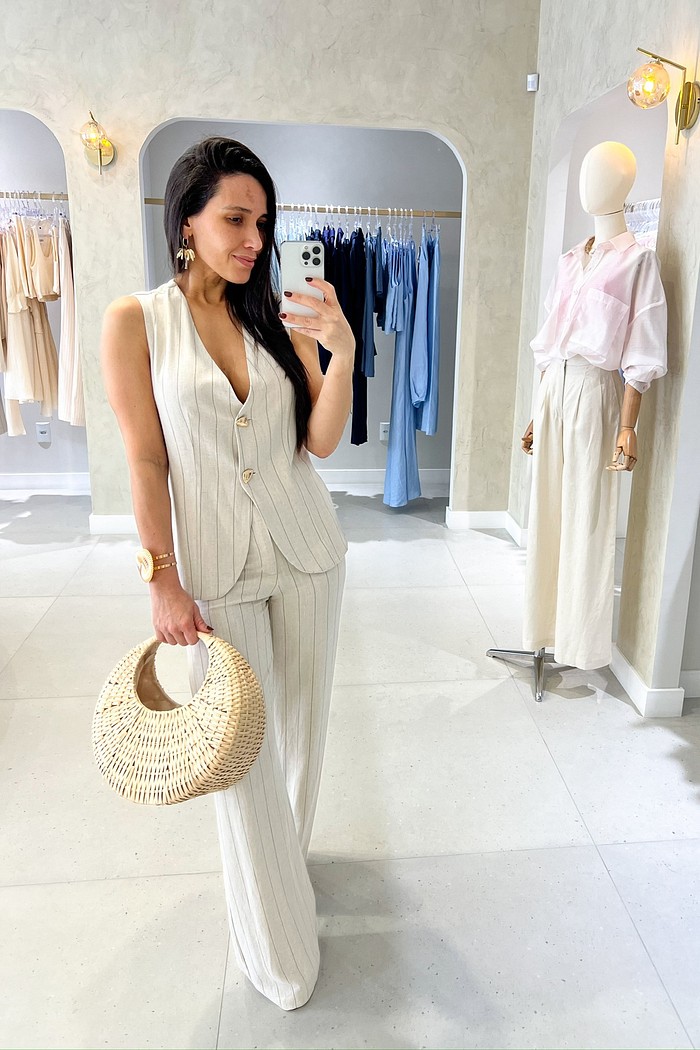 Calça de Alfaiataria Risca de Giz Nathalie MiniMoni, vista frontal, modelagem reta sem bolsos, risca de giz vertical em base clara e cós fino