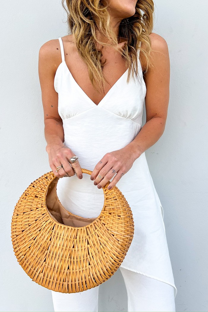 Conjunto de Alfaiataria Branco com Blusa Assimétrica Look completo com a Blusa de Alça e a Calça de Alfaiararia Branca Eleonora, mostrando a elegância do conjunto monocromático.