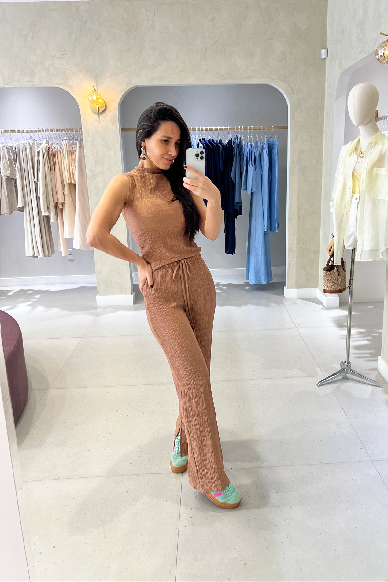 Conjunto Phillipa marrom mousse, vista frontal, blusa regata e calça boxer com cós elástico – Minimoni