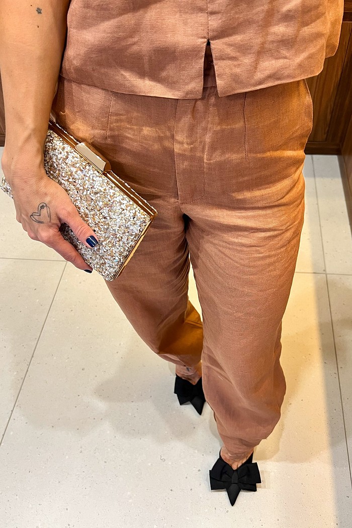 calça linho feminina, calça reta terracota, calça feminina casual chic, calça alfaiataria leve, calça verão feminina, look elegante confortável, moda feminina minimalista