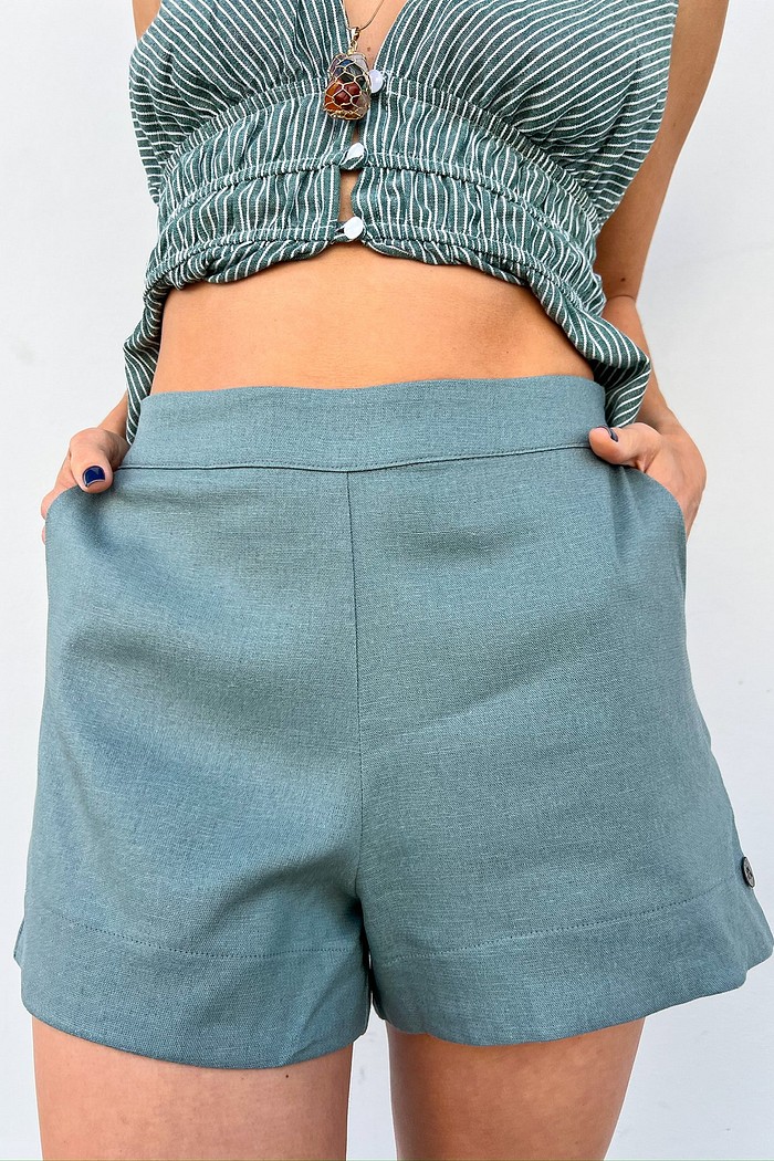 Shorts de alfaiataria verde feminino MiniMoni em linho e viscose, com botão forrado e modelagem reta, peça leve e elegante para trabalho e lazer.