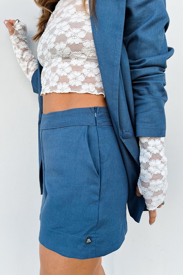 Look completo com o Shorts de Alfaiataria Azul Sylvie e o Maxi Blazer da mesma linha da MiniMoni.