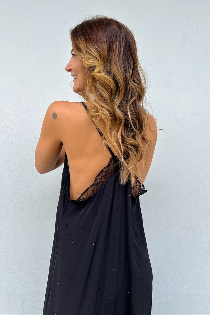 Vestido longo preto Mariah, costas com renda delicada, alças finas, caimento fluido – Minimoni