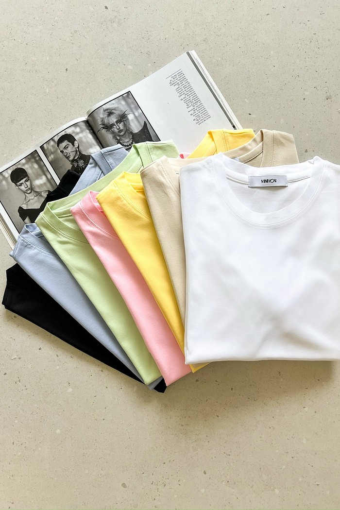 T-Shirt Aura Luxo 7 cores, flat lay branco bege amarelo rosa verde azul preto – Minimoni