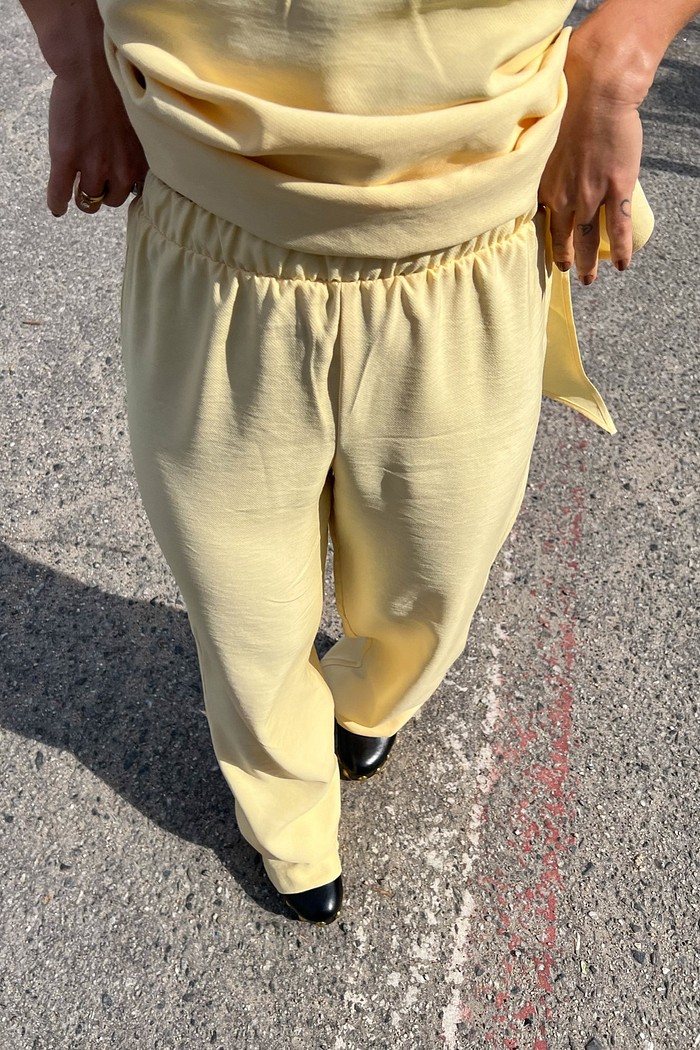 lose-up da região da cintura da Calça Eleonora, destacando o cós com elástico que proporciona um ajuste confortável.