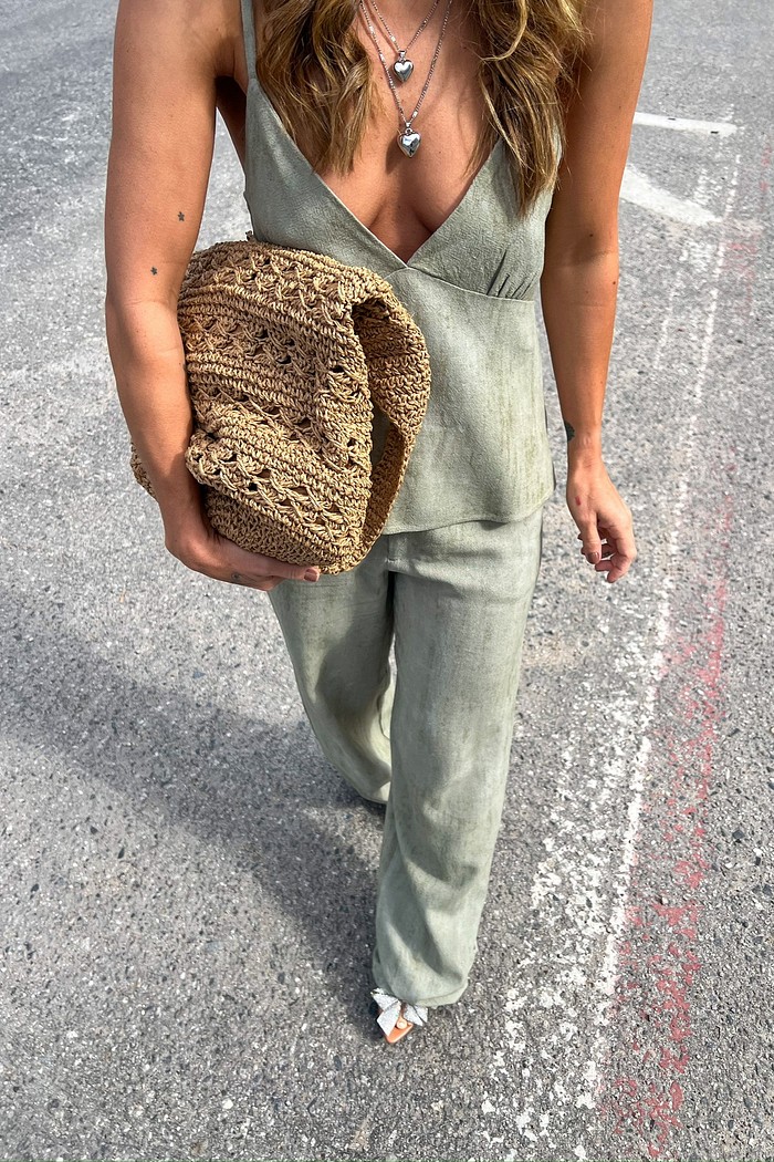 Blusa Soltinha Verde Oliva com Tecido Rajado Close-up do tecido verde oliva rajado da blusa Maria Antônia.