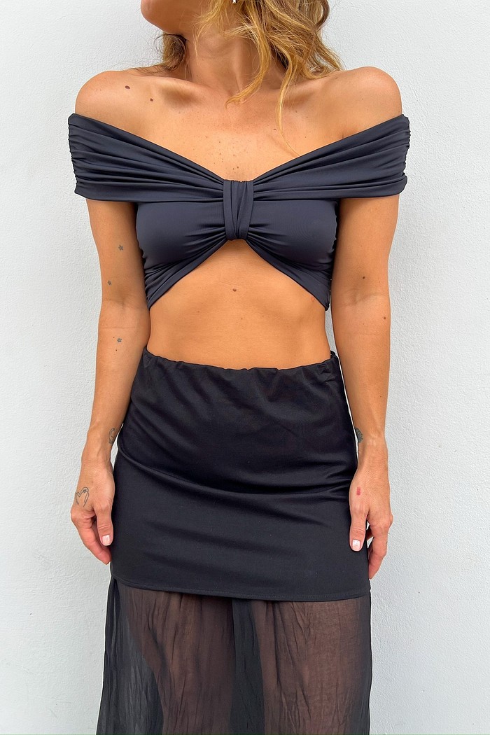 Saia longa preta Carmel, detalhe saia curta sobreposta, caimento fluido – Minimoni