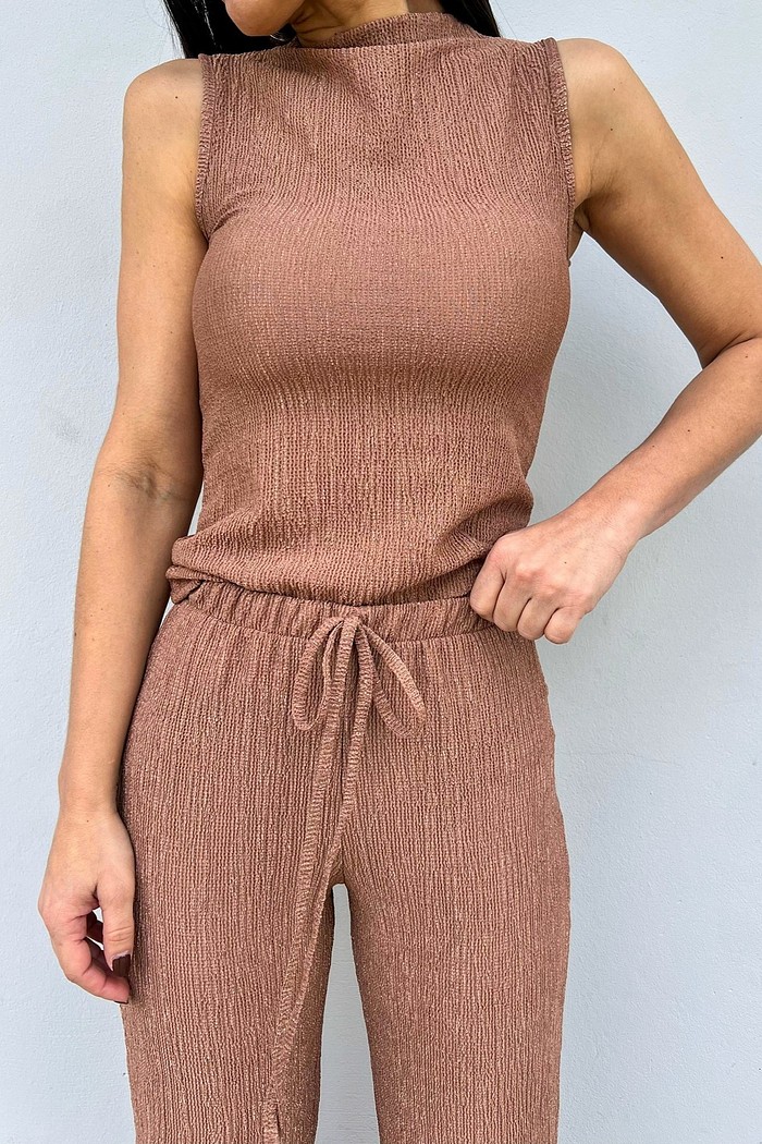 Calça do Conjunto Phillipa marrom mousse, cós elástico 360° e cordinha funcional em detalhe – Minimoni