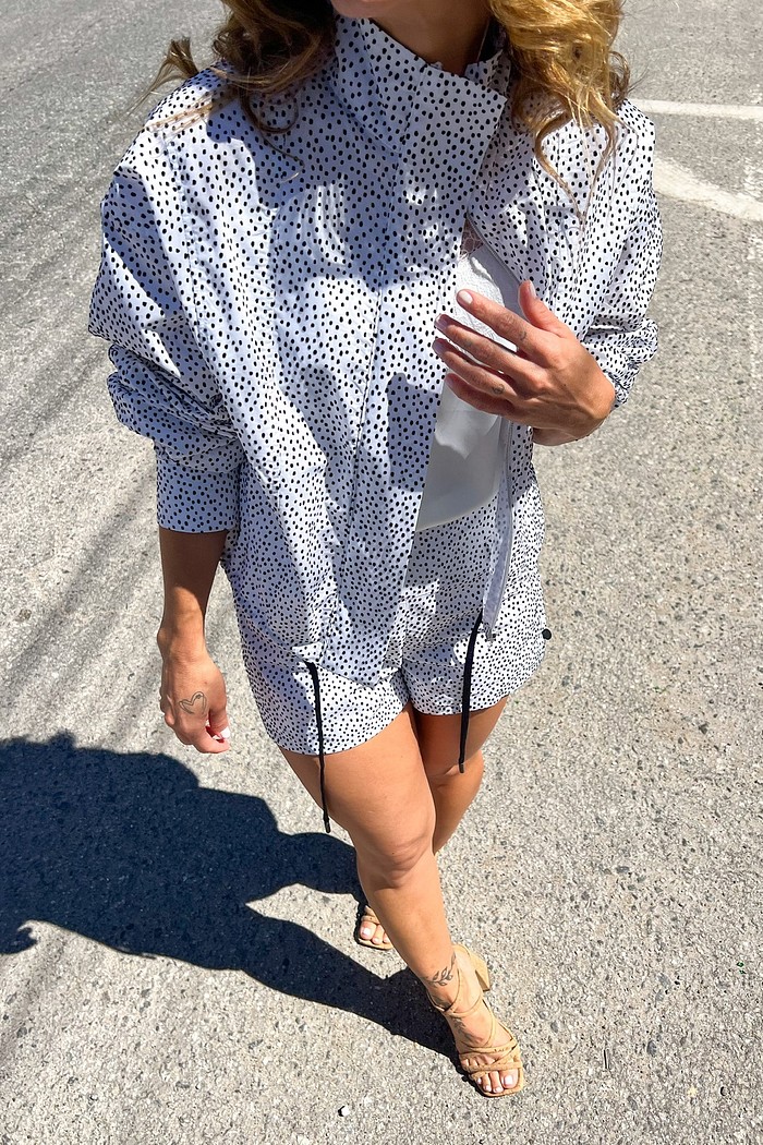  Jaqueta Bomber Poá Branco zíper destacável vista frontal, punhos estilo camisa botão preto, barra com cordão – Minimoni