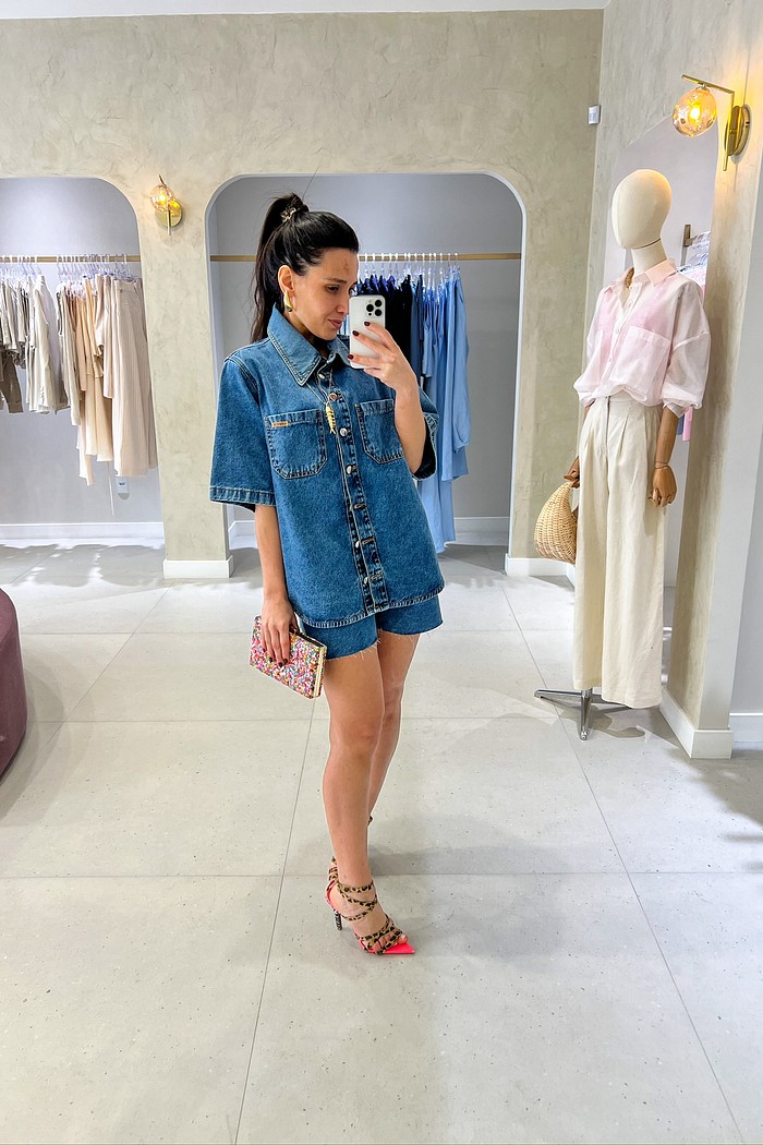Look com Shorts Jeans Dark Bia MiniMoni e Camisa Jeans Bia coordenada, denim escuro — foco no shorts