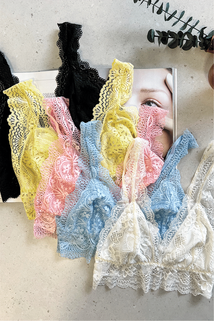top de renda sobreposicao renda chantilly candy colors Top de Renda Chantilly MiniMoni na cor preta, com design delicado em renda floral, exposto sobre revista em fundo claro CANDY COLOR