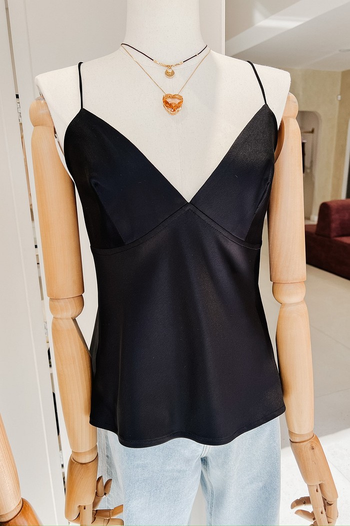 Blusa bustiê preta Satin, frente completa com decote taça, brilho acetinado – Minimoni