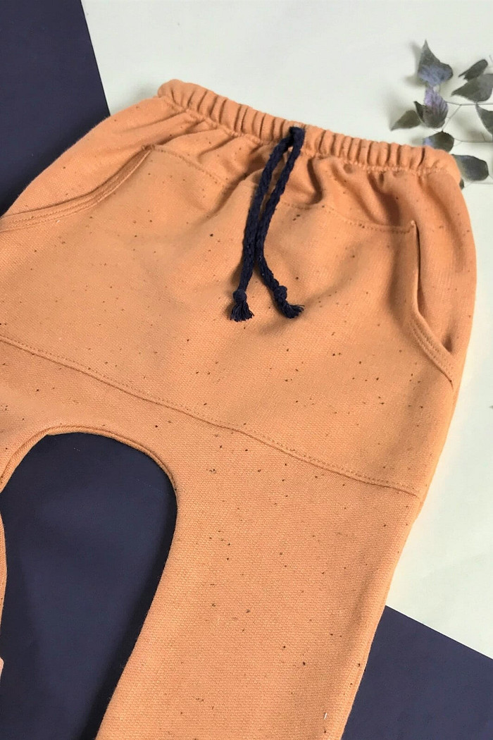 Calça Infantil Saruel Mostarda com ajuste na cintura, bolso frontal em moletinho