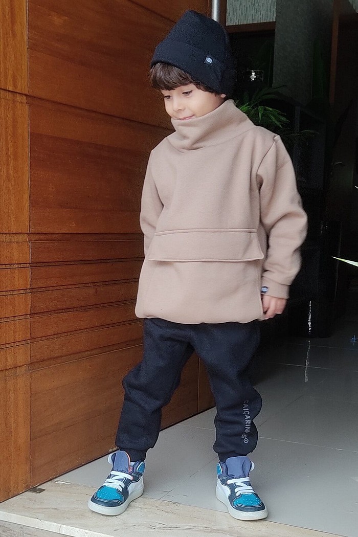 Calça infantil Jogger Preta com punho na cintura e tornozelo em tecido Moletom Flanelado