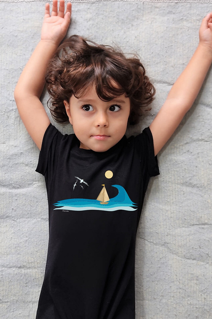 Macacão Bebê Curto Algodão Sustentável Preto Veleiro no Oceano