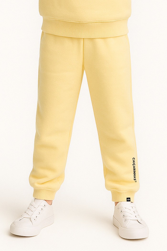 Calça Infantil Jogger Amarelo Caiçarinhas com Ajuste na Cintura e Moletom Flanelado