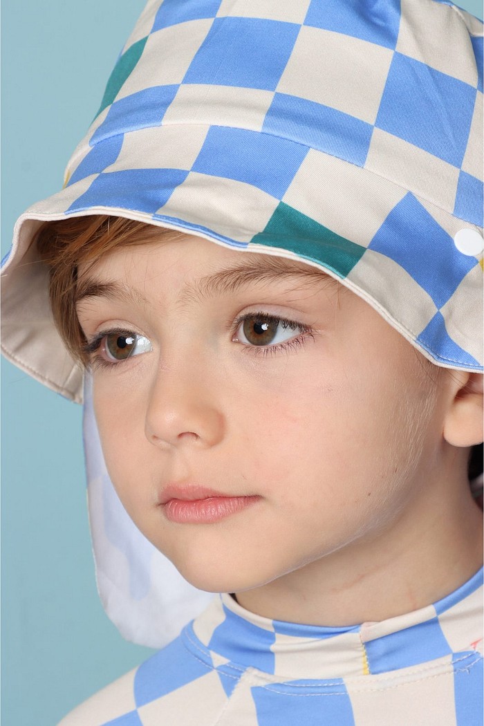 Chapéu infantil Proteção Solar UV 50+ Dupla Face Ajustável Off White e Azul Quadriculados