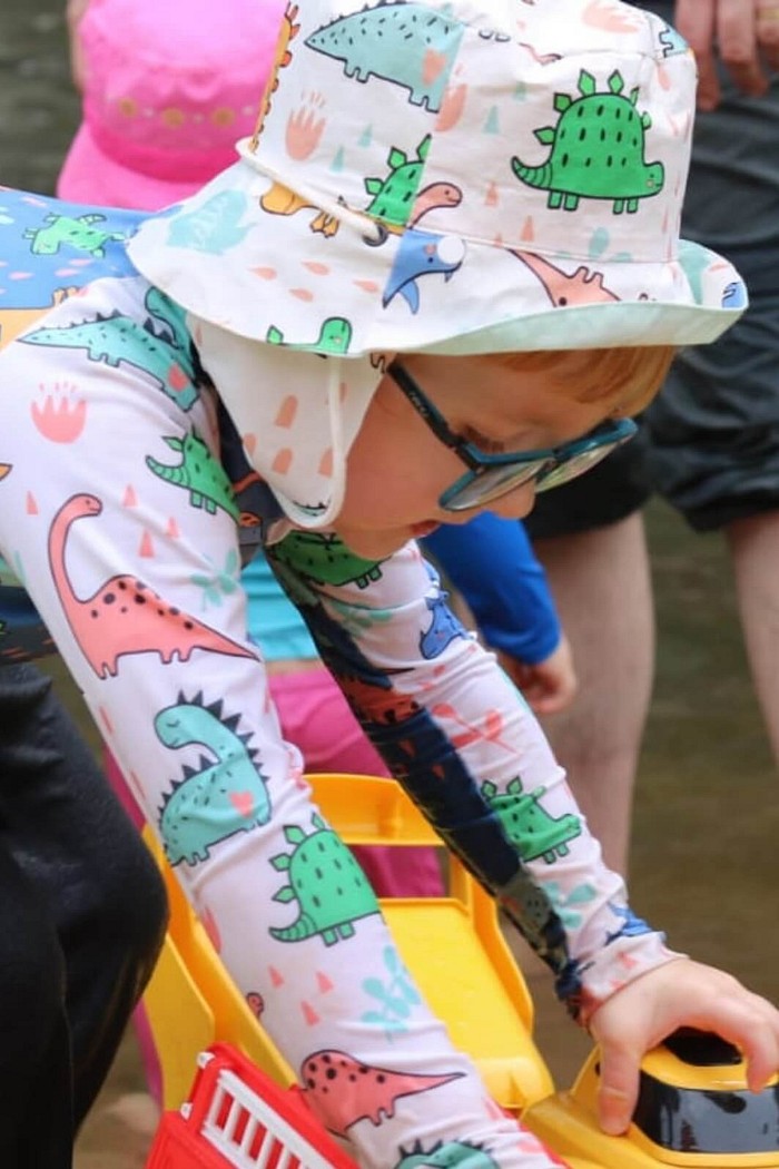 Chapéu infantil Proteção Solar UV 50+ Dupla Face Praia e Piscina Branco Dinossauros