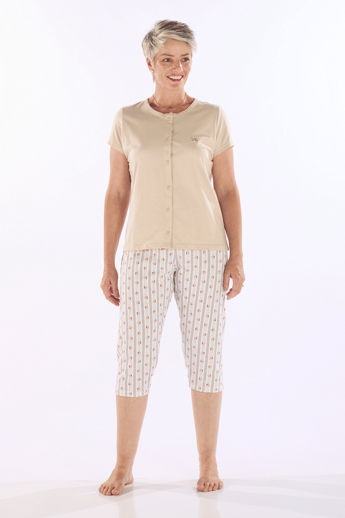 PIJAMA MEIA MANGA ABERTURA FRONTAL EM MEIA MALHA COM CAPRI EM MALHA ROTATIVA FEMININO 