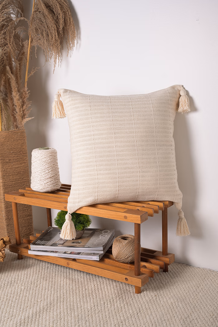 Capa de Almofada Faixas Cru com Pompom