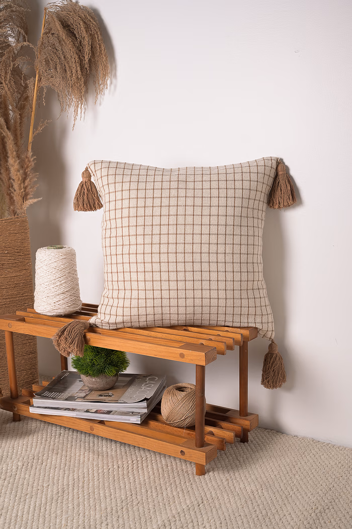 Capa de Almofada Xadrez Bege com Pompom