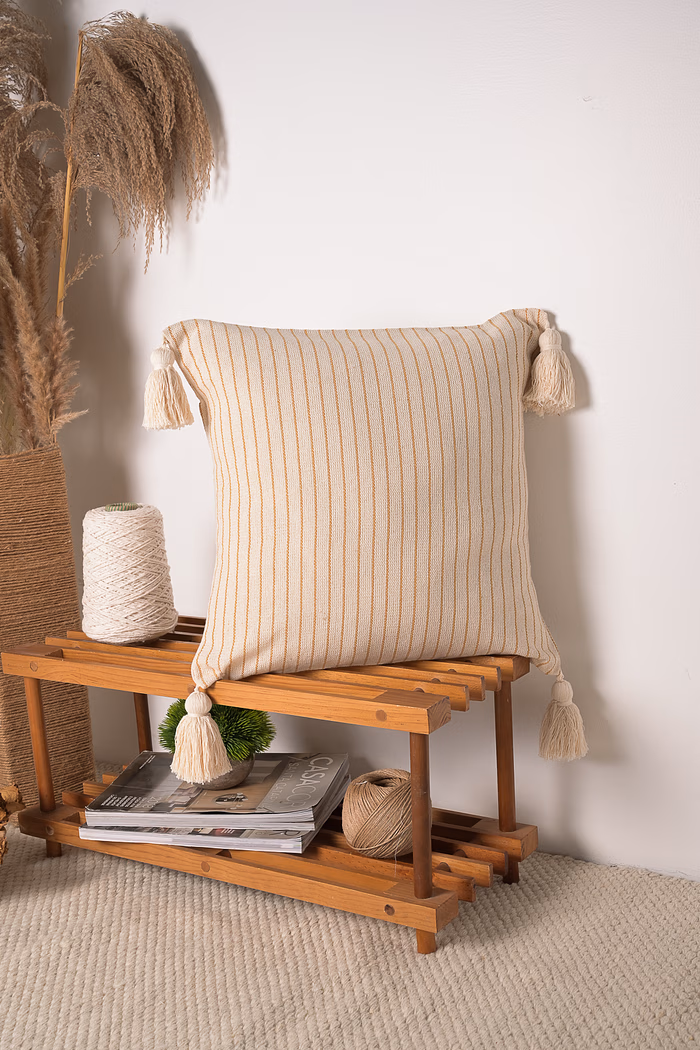 Capa de Almofada Listrada Mostarda com Pompom Cru