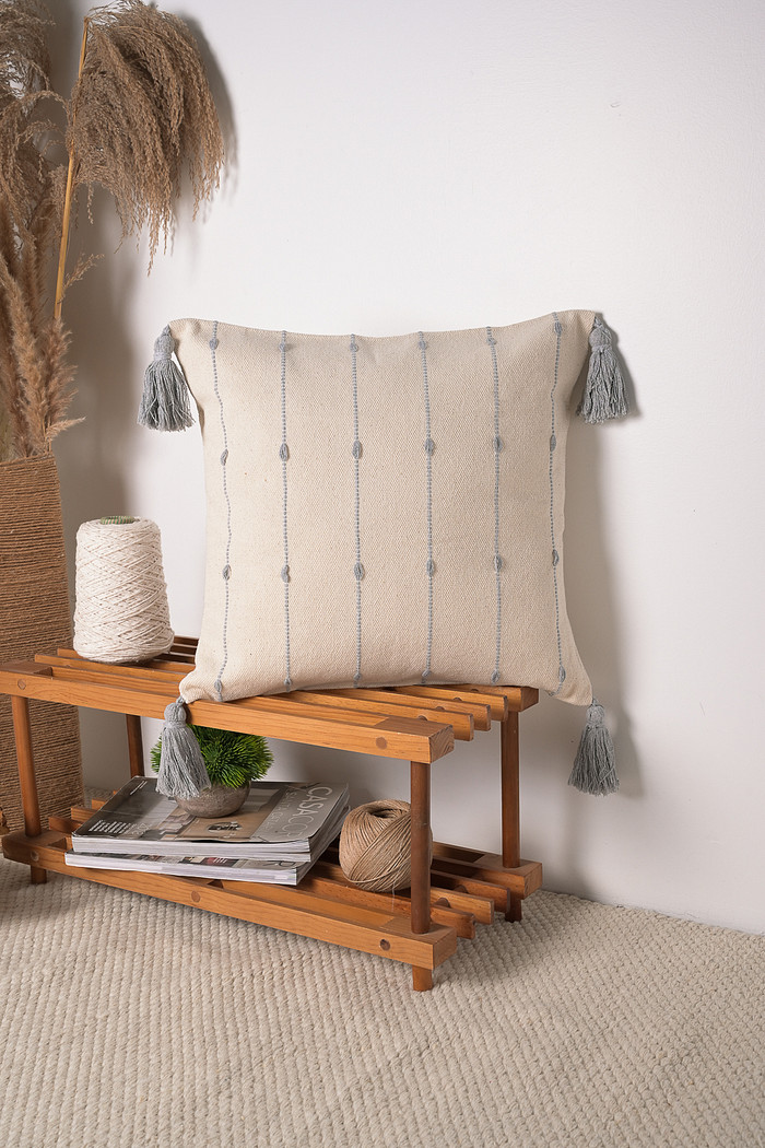 Capa de Almofada Xadrez Cinza com Pompom