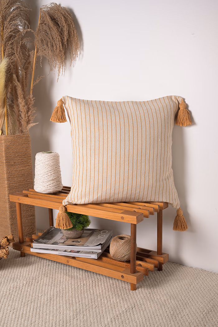 Capa de Almofada Listrada Mostarda com Pompom