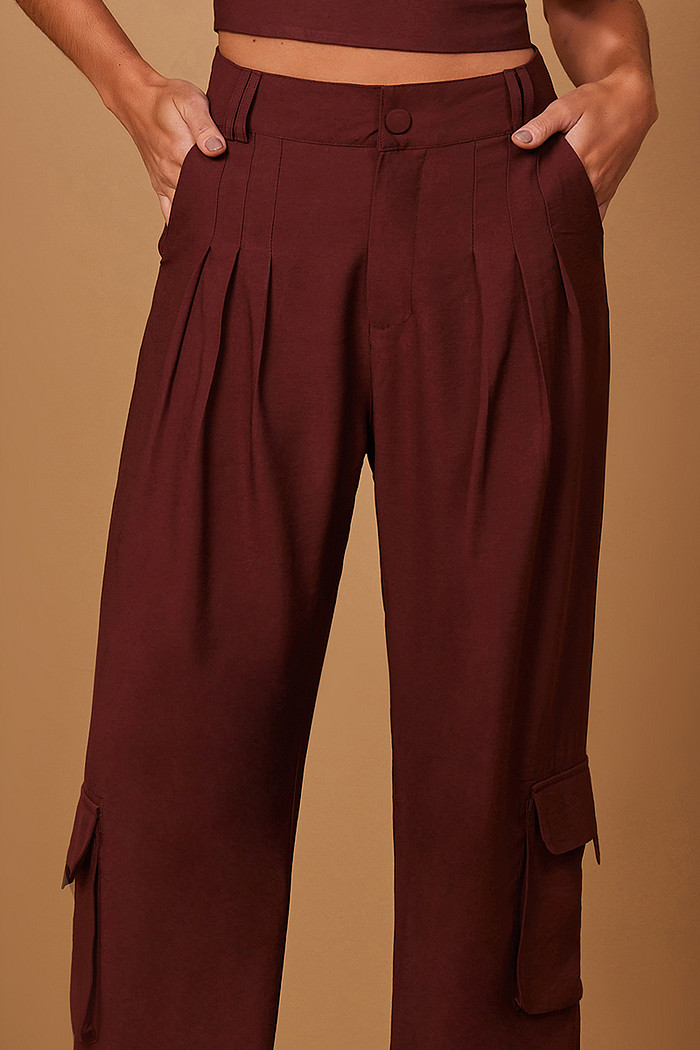 CALÇA DETALHE BOLSOS E PREGAS