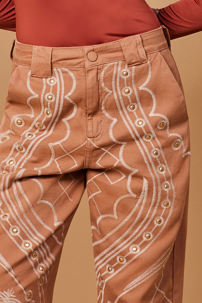 CALÇA SARJA RETA COM BORDADO