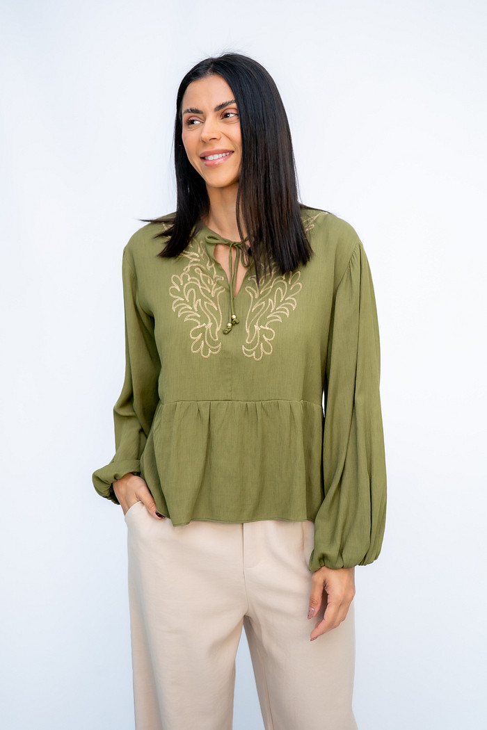 Bata Verde com Bordado Bege Ramo Selvagem