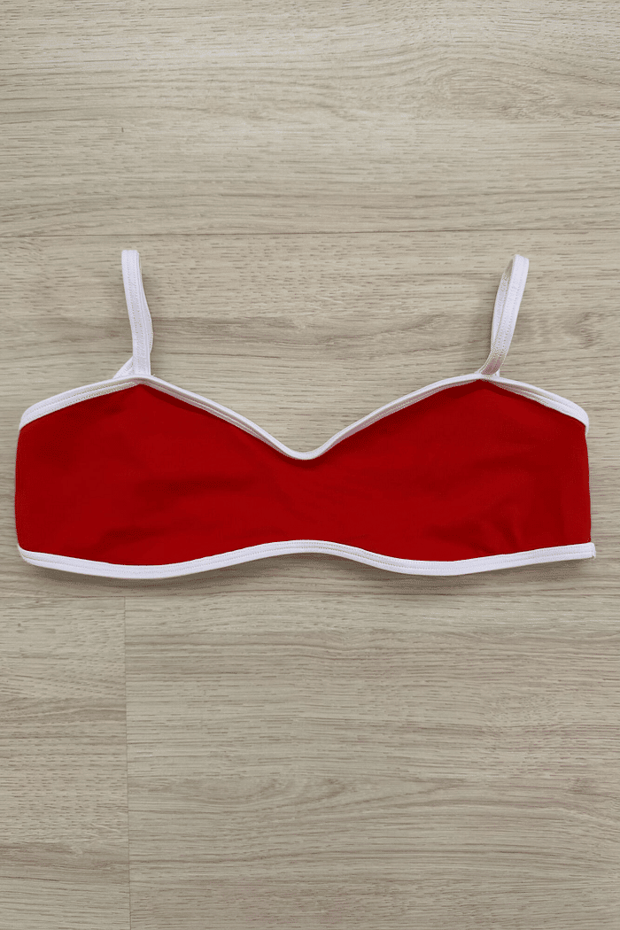 Top de biquíni Diana Duna VIBE BIKINIS vermelho em tecido texturizado duna com viés e alças brancas, vista frontal.
