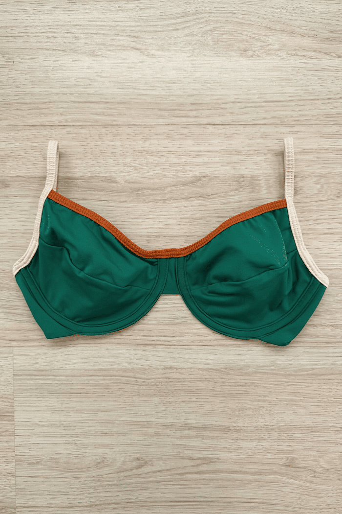Top de biquíni Gabi Trio VIBE BIKINIS verde estilo meia taça com aro, alças bege e detalhe de viés superior terracota, visto de frente."